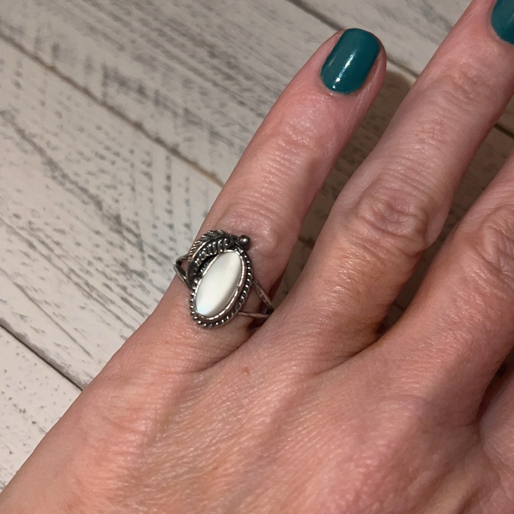 Native Mother of Pearl ring unmarked T17 2.7 grams Size 6 - Picture 2 of 7